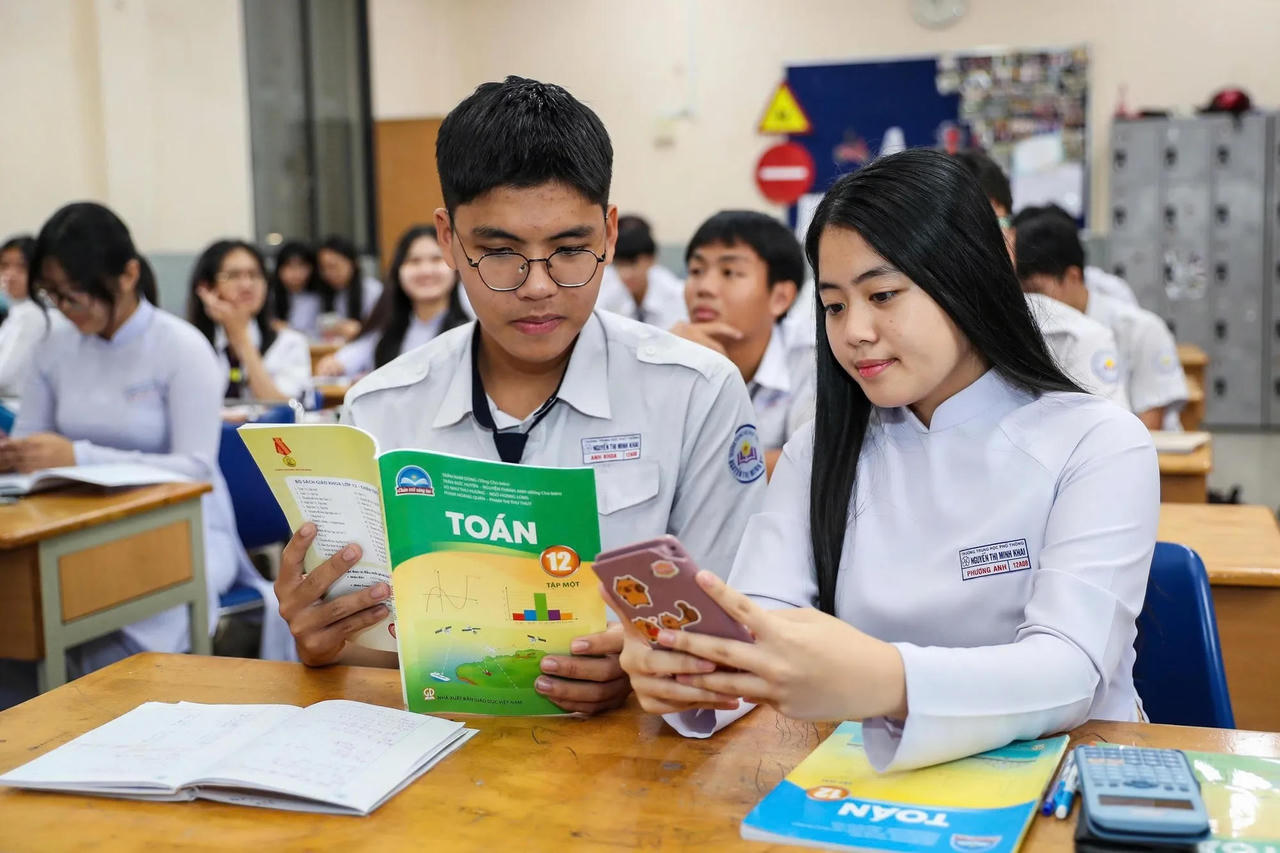Miễn phí mượn sách giáo khoa cho học sinh phổ thông từ năm học 2029 - 2030 Miễn phí mượn sách giáo khoa cho học sinh phổ thông từ năm học 2029 - 2030