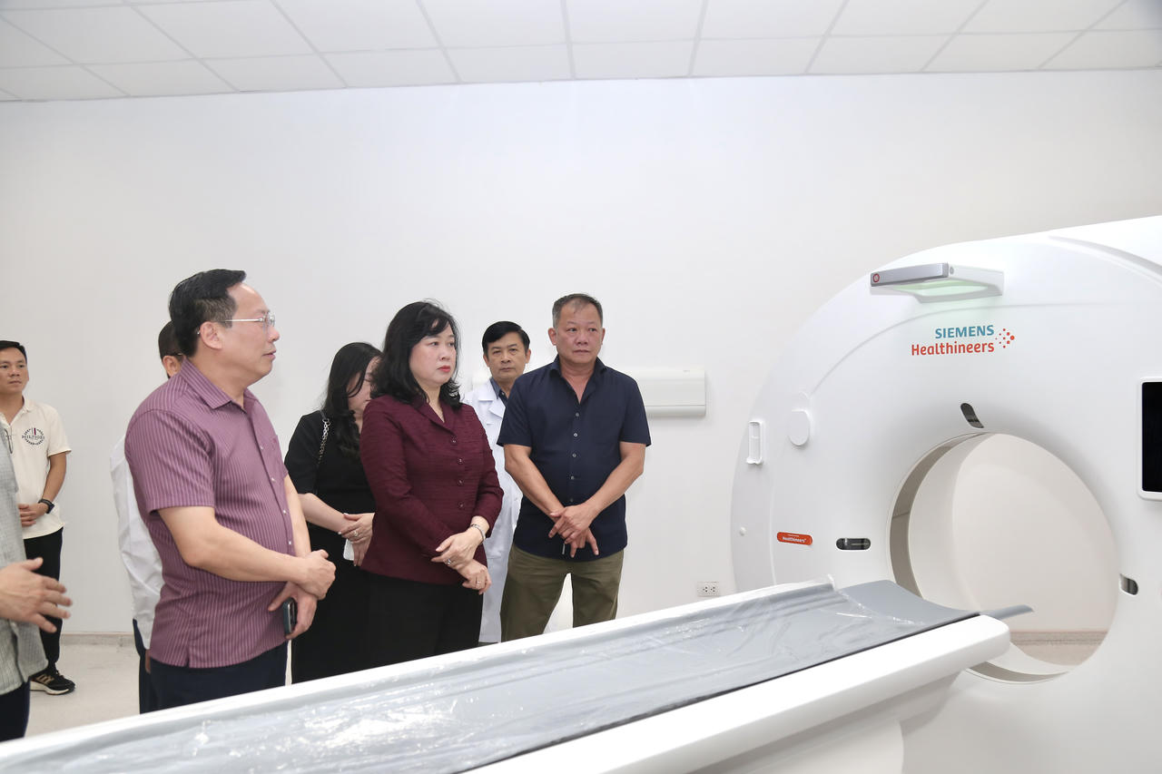Bộ trưởng Bộ Y tế kiểm tra Bệnh viện Hữu nghị Việt Đức cơ sở Ninh Bình trước ngày khai trương