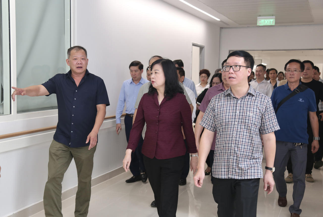 Đoàn công tác đã kiểm tra thực tế tại các khu vực khám bệnh, cấp cứu, phòng mổ, hồi sức tích cực, chẩn đoán hình ảnh, xét nghiệm, hệ thống trang thiết bị y tế, hạ tầng kỹ thuật và công tác bố trí nhân lực, bảo