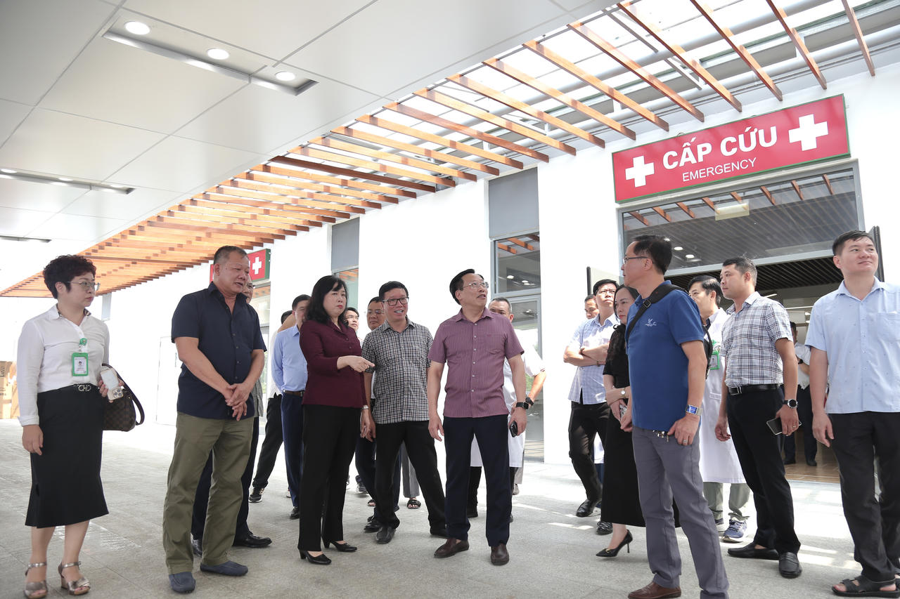 Bộ trưởng Bộ Y tế kiểm tra Bệnh viện Hữu nghị Việt Đức cơ sở Ninh Bình trước ngày khai trương