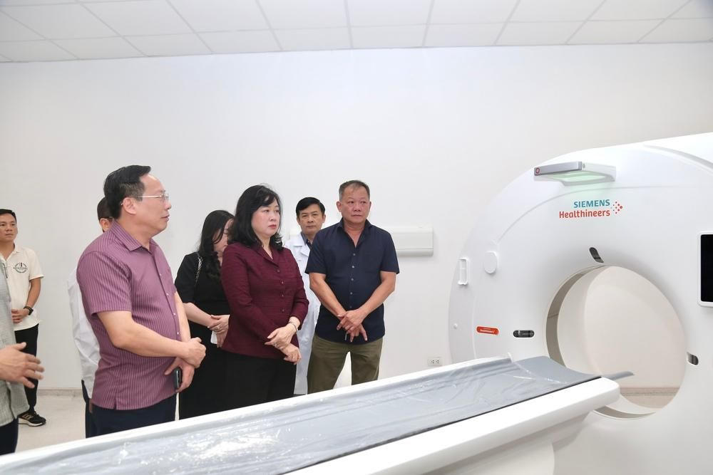 Bộ trưởng Bộ Y tế yêu cầu bệnh viện tiếp tục rà soát kỹ lưỡng các phương án vận hành, bảo đảm mọi quy trình được thực hiện an toàn, thông suốt.