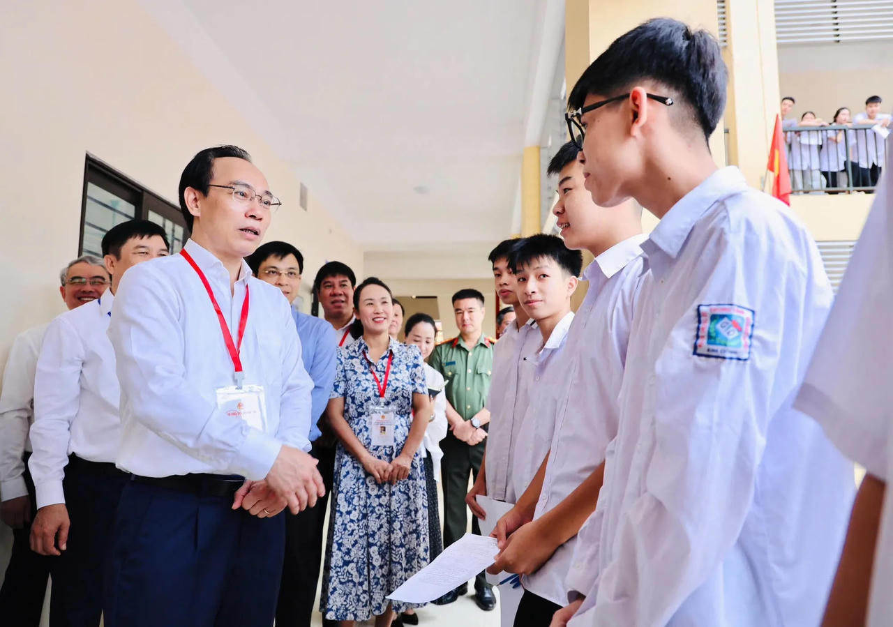 Bộ trưởng Bộ GD&ĐT Hoàng Minh Sơn động viên, thăm hỏi học sinh trong kỳ thi tốt nghiệp THPT năm 2026.