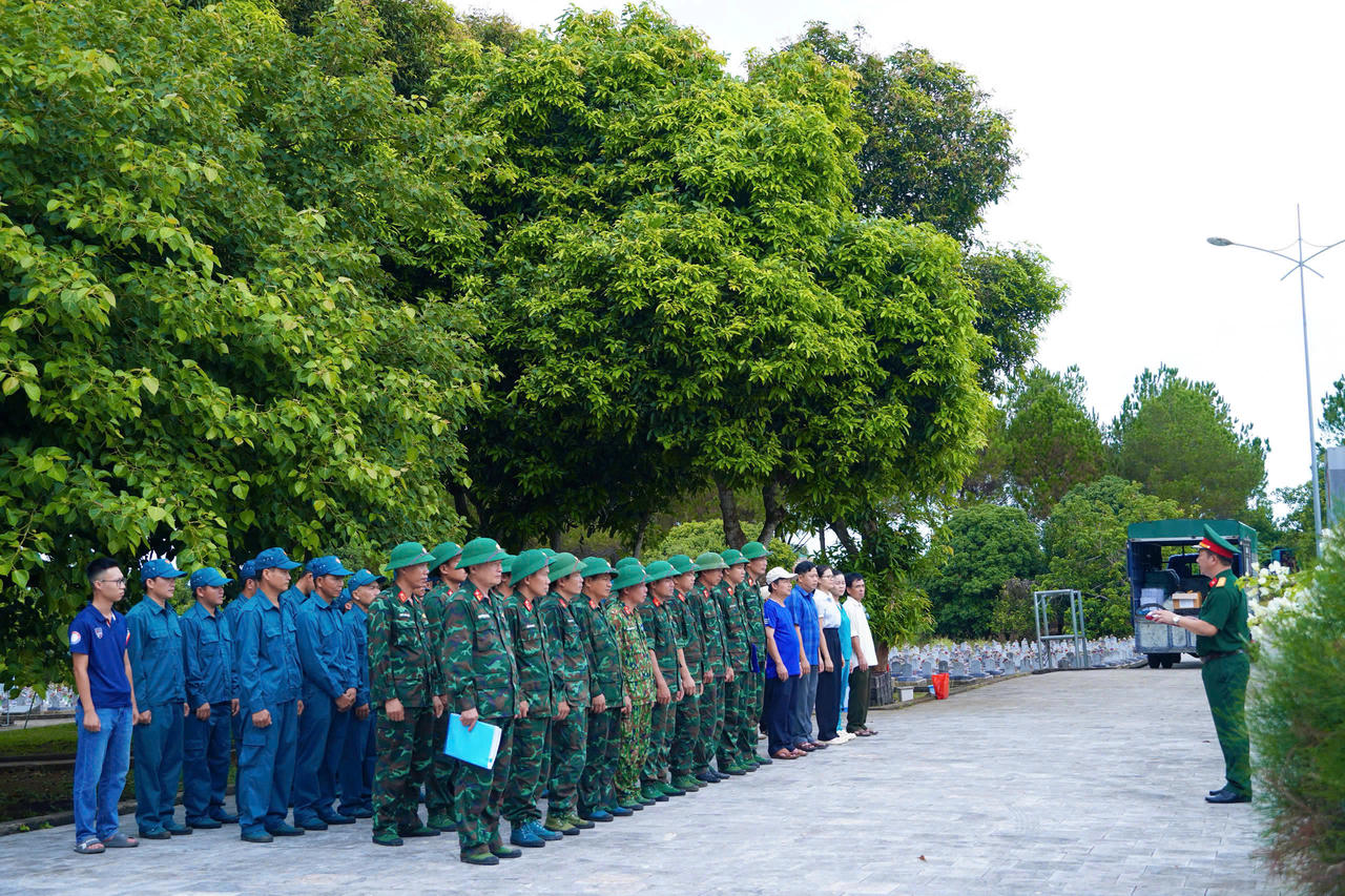 Các lực lượng được quán triệt nhiệm vụ trước khi triển khai lấy mẫu hài cốt liệt sĩ tại Nghĩa trang liệt sĩ Vĩnh Linh phục vụ giám định ADN.