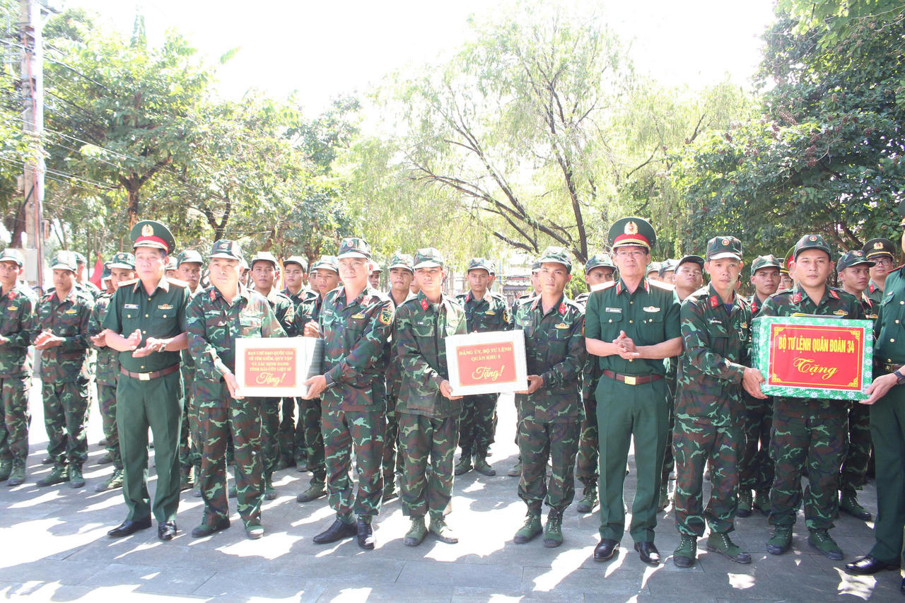 Thượng tướng Nguyễn Văn Gấu (bên trái) và Thiếu tướng Lương Đình Chung, Bí thư Đảng ủy, Chính ủy Quân khu 5 (bên phải) tặng quà cho lực lượng làm nhiệm vụ.