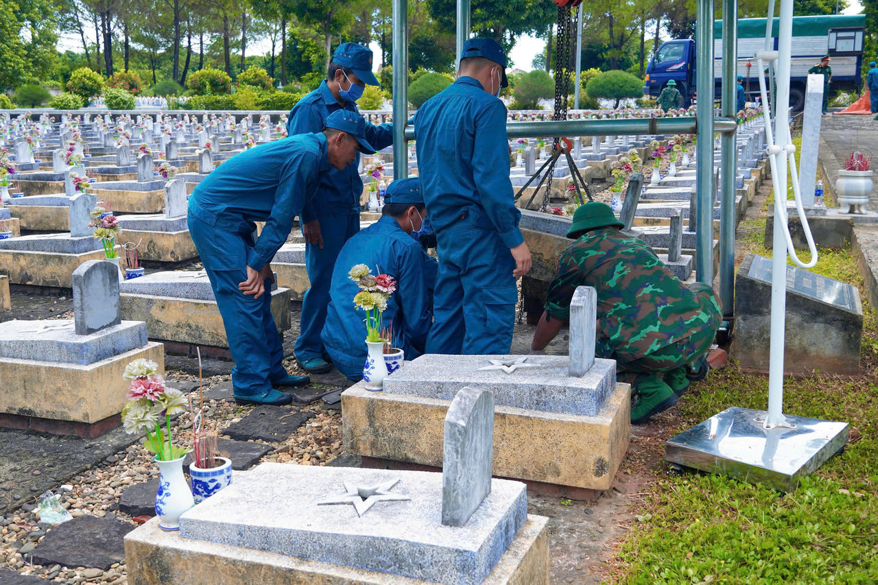 Các lực lượng tổ chức triển khai lấy mẫu, số hóa thông tin và bàn giao mẫu hài cốt liệt sĩ tại Nghĩa trang liệt sĩ Vĩnh Linh