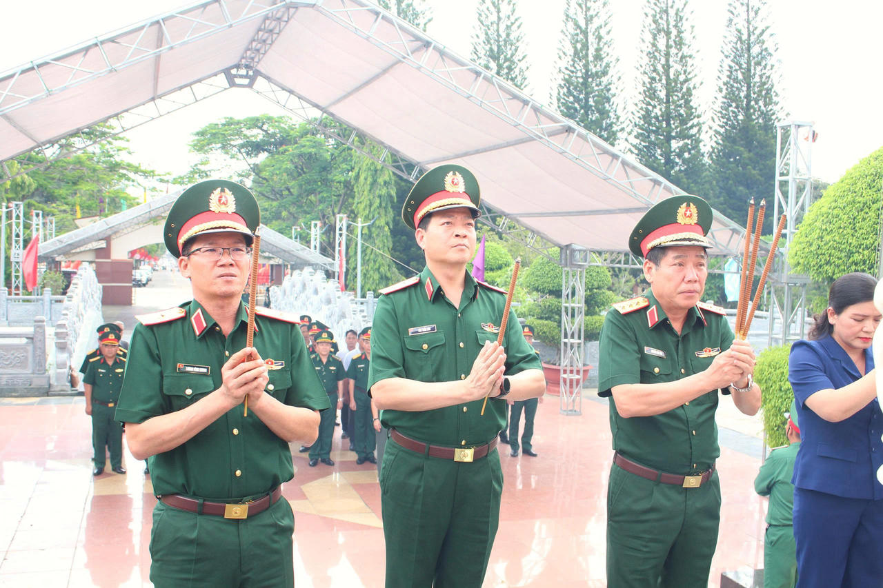Đoàn công tác thành kính viếng Nghĩa trang liệt sĩ phường Đắk Cấm (Ảnh: Vân Anh)