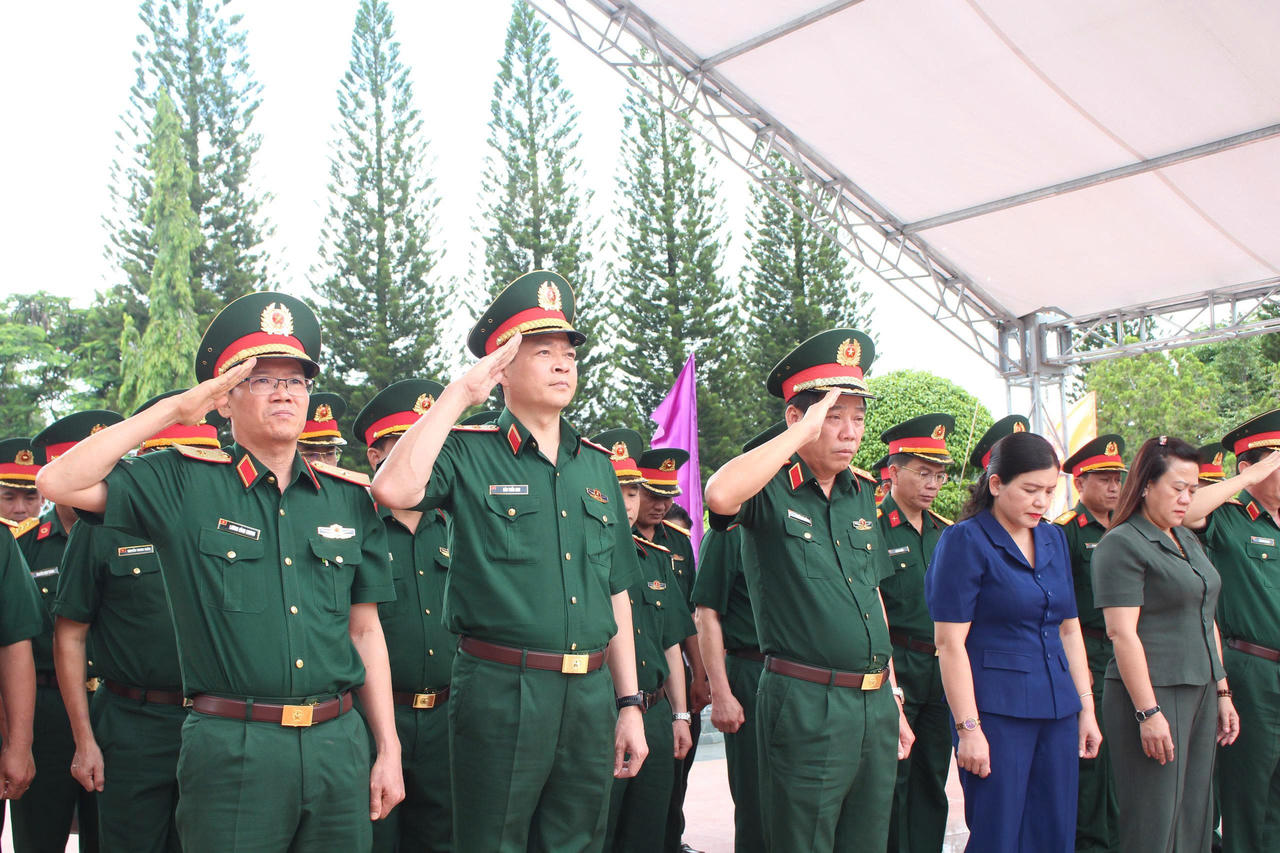 Kiểm tra tình hình thực hiện Chiến dịch 500 ngày đêm tại Quảng Ngãi Kiểm tra tình hình thực hiện Chiến dịch 500 ngày đêm tại Quảng Ngãi