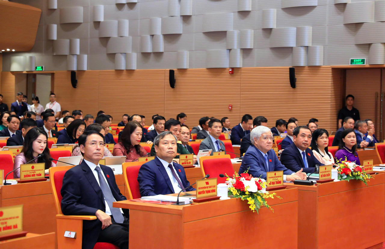 Các đại biểu dự phiên khai mạc kỳ họp.