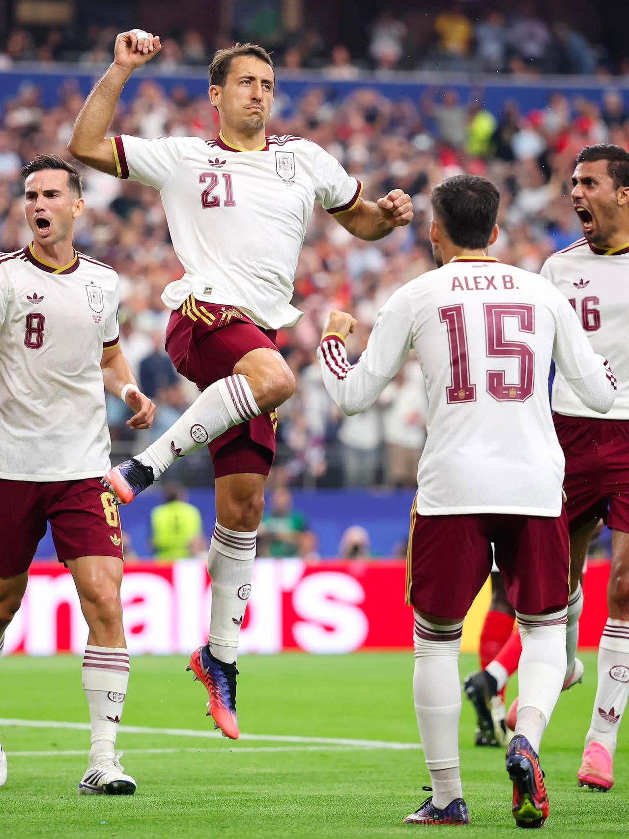 La Roja đã hạn chế các cơ hội của Les Bleus bằng lối phòng ngự hoàn hảo, và ghi bàn nhờ các pha lập công của Mikel Oyarzabal và Pedro Porro (Ảnh FIFA)
