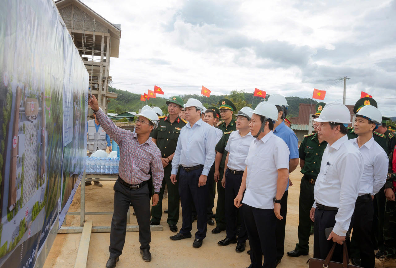 Chủ đầu tư báo cáo tiến độ với Đoàn công tác