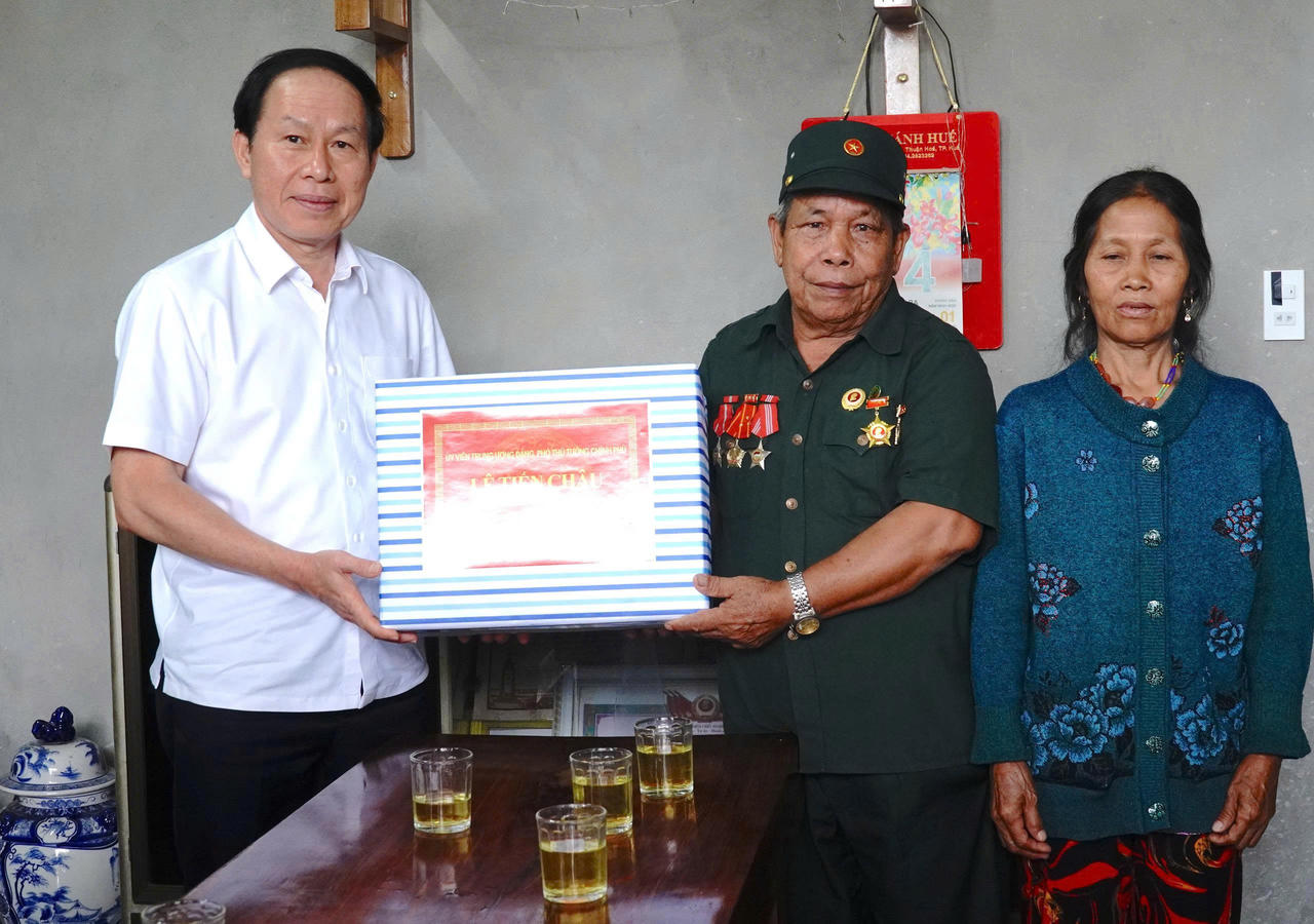 Phó Thủ tướng Lê Tiến Châu tặng quà gia đình ông Hồ Văn Cường (sinh năm 1947, trú tại thôn Bốt Đỏ, xã A Lưới 3), là bệnh binh suy giảm khả năng lao động 61%