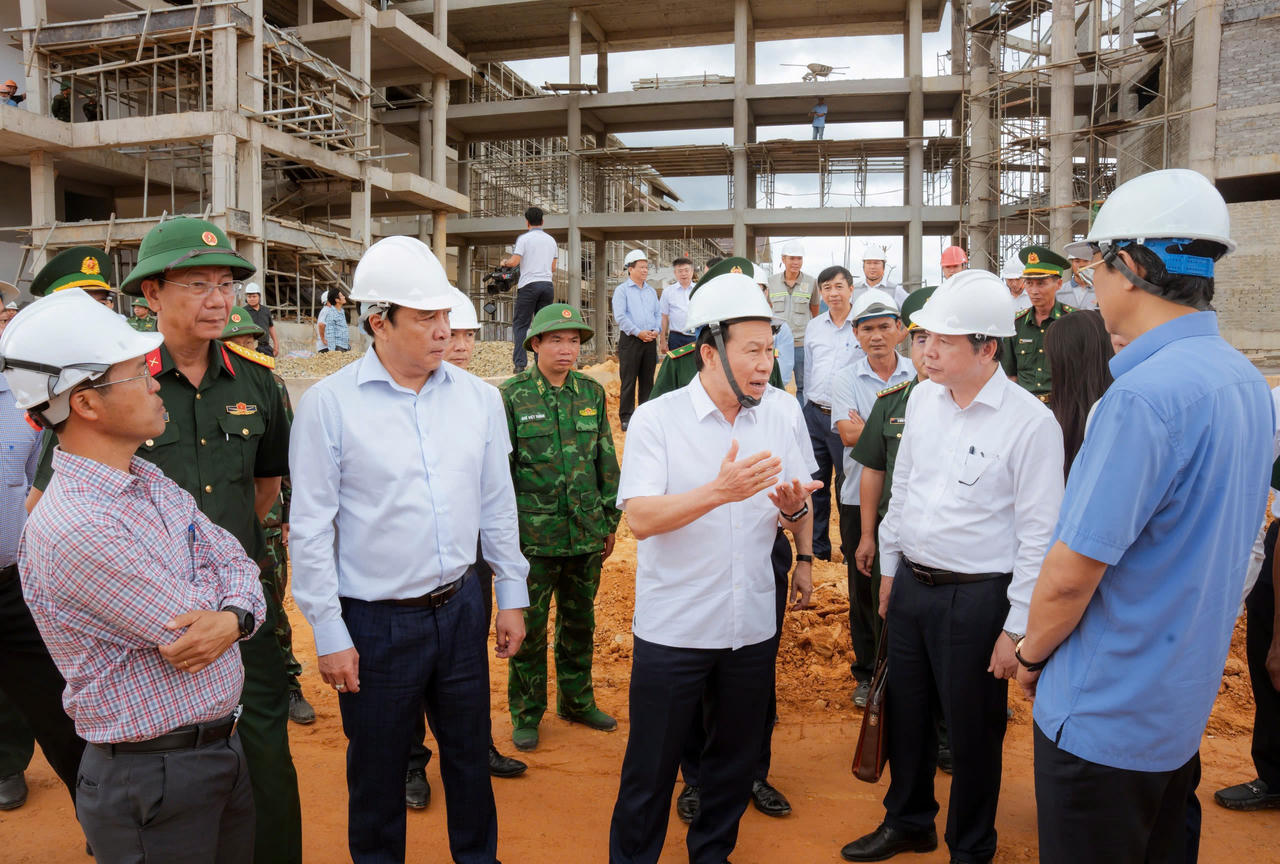 Phó Thủ tướng Lê Tiến Châu trao đổi với lãnh đạo TP Huế về các hạng mục dự án