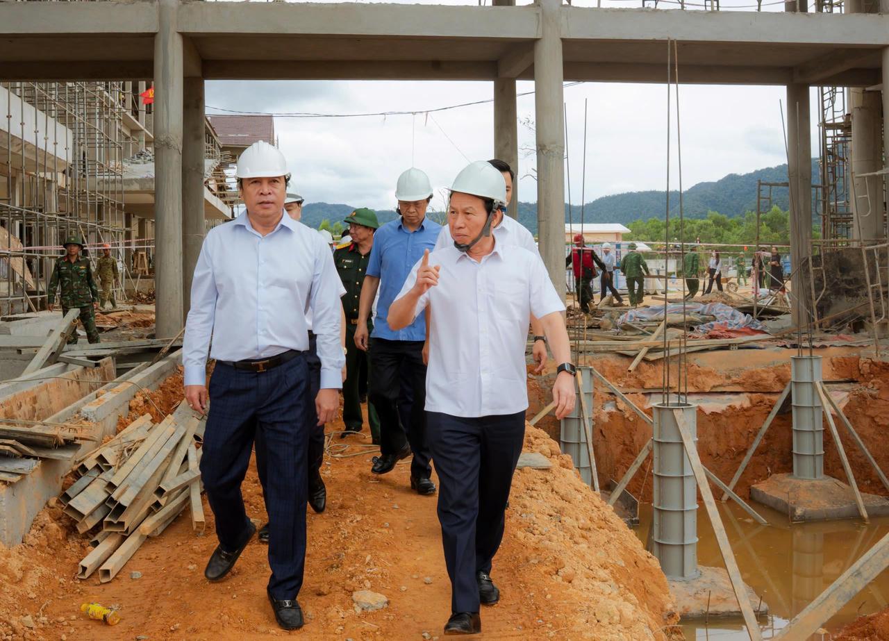 Phó Thủ tướng Lê Tiến Châu cùng lãnh đạo UBND TP Huế kiểm tra tiến độ tại trường phổ thông nội trú liên cấp Tiểu học và Trung học cơ sở tại xã A Lưới 4.