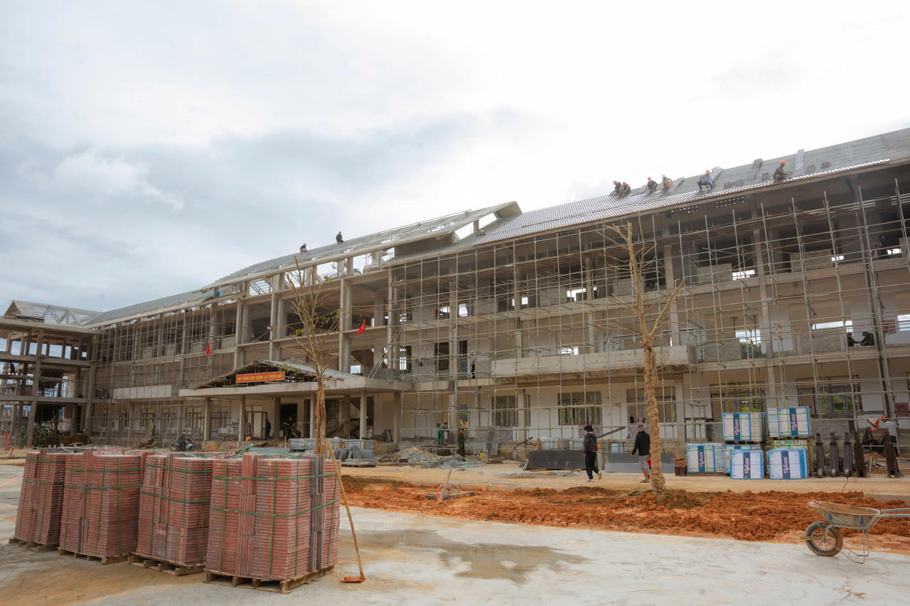 Các đơn vị thi công đang huy động tối đa nhân lực, phương tiện, tổ chức thi công nhiều mũi để hoàn thành các hạng mục còn lại.