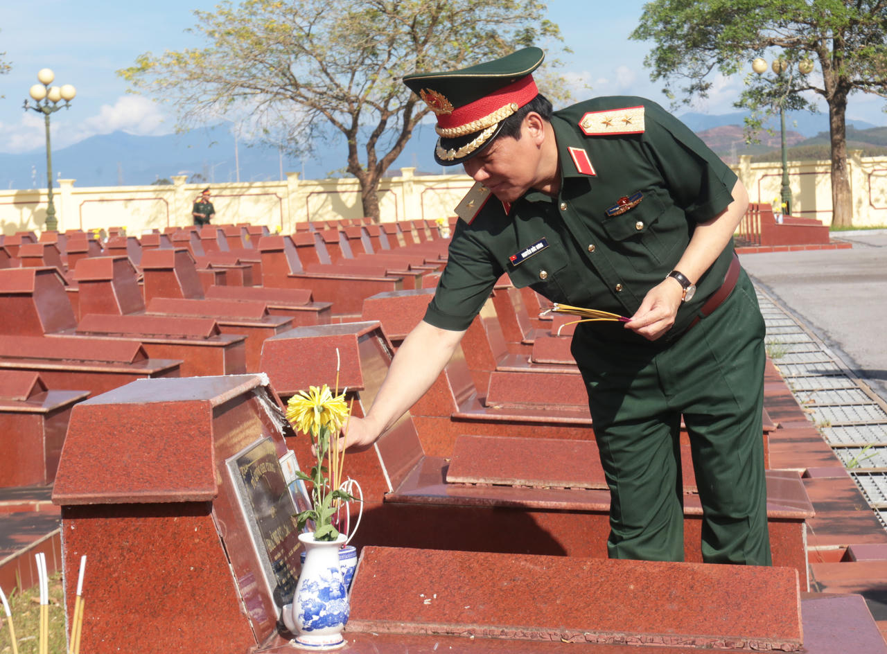 Trung tướng Nguyễn Đức Hưng, thắp hương các anh hùng liệt sĩ tại Nghĩa trang Liệt sĩ Móng Cái (phường Móng Cái 3, tỉnh Quảng Ninh) (Ảnh: Nguyễn Trường - Báo Quân khu 3)
