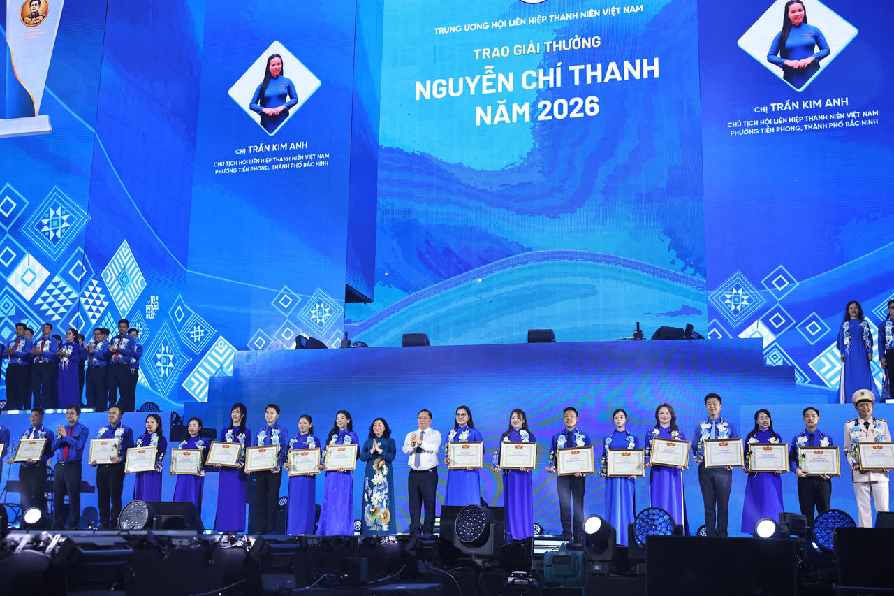 Bà Bùi Thị Minh Hoài, Ủy viên Bộ Chính trị, Bí thư Trung ương Đảng, Chủ tịch Ủy ban Trung ương Mặt trận Tổ quốc Việt Nam cùng các lãnh đạo Đảng, Nhà nước trao giải thưởng Nguyễn Chí Thanh năm 2026 cho các cá nhân tiêu biểu. (Ảnh: Đ.H)