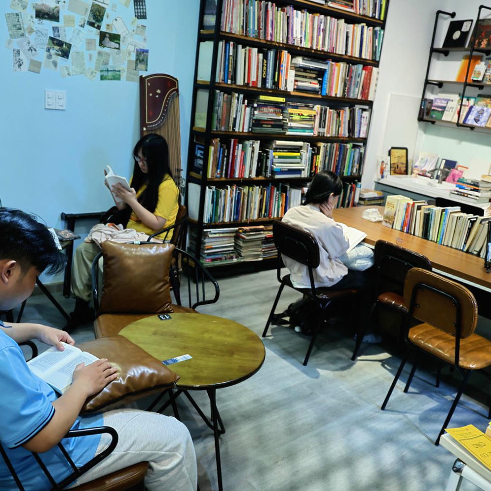 Bản tin tổng hợp 13/11: Độc đáo quán cà phê ‘trả công’ cho khách đọc sách ở TP Hồ Chí Minh Bản tin tổng hợp 13/11: Độc đáo quán cà phê ‘trả công’ cho khách đọc sách ở TP Hồ Chí Minh