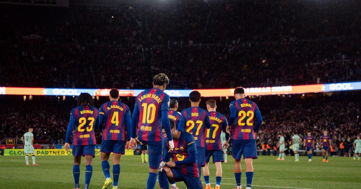 스탬퍼드 브리지 전경과 팀 엠블럼