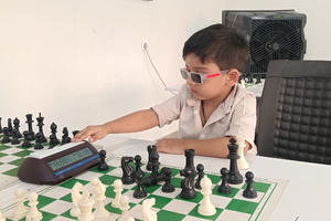 Câu bé 3 tuổi trở thành kỳ thủ cờ vua trẻ nhất được xếp hạng FIDE