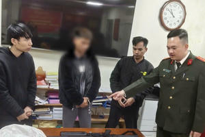 Tạm giữ hình sự 3 đối tượng mua bán, tàng trữ trái phép vũ khí quân dụng