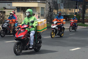 Shipper được cấp mã QR Code, đeo băng tay và chỉ được hoạt động trong một quận, huyện ở TP HCM 