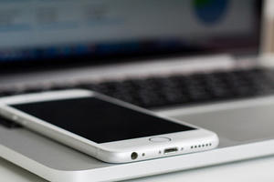 Tiền mua phụ kiện cho iPhone XS Max, MacBook 2018 và iPad Pro 2018 đủ mua nguyên 1 chiếc Watch S3 hoặc iPad 9.7