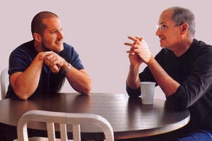 Chỉ cần một câu nói, Steve Jobs đã khiến Jony Ive thay đổi tư duy về cách sống