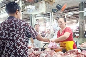 Giá thực phẩm leo thang, cầm 100 nghìn ra chợ không biết mua gì