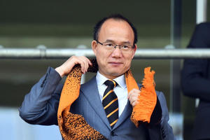 Tỷ phú được ví như Warren Buffett của Trung Quốc phải bán bớt tài sản