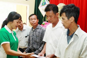 Vinamilk chia sẻ khó khăn với các hộ nghèo bị ảnh hưởng bởi lũ tại Hà Nội