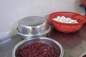 Tiếp vụ cấp dưỡng “tố” bị trù dập: Thức ăn không được che đậy, nhân viên không mặc đồng phục đúng quy định