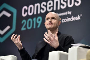 CEO Coinbase sa thải nhân viên từ chối dùng AI: Áp lực thích ứng công nghệ trong môi trường làm việc hiện đại