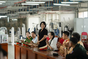 Doanh nhân Trần Thị Lan thăm hỏi, trao quà cho lực lượng A80 Bộ Công an