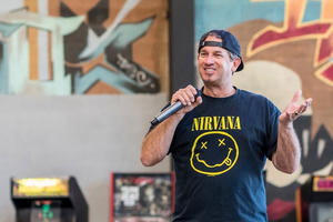 Triệu phú ngành cà phê xuất thân từ "đồng cỏ chăn nuôi bò sữa", khởi nghiệp tay trắng với quầy hàng rong bé nhỏ