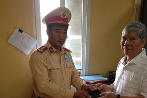 Hà Nội: Đội CSGT Đường Sắt trao trả ví tiền cho người dân