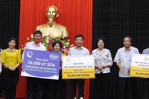 Hơn 10.000 ly sữa Vinamilk dành tặng trẻ em vùng lũ Hà Tĩnh và Quảng Bình