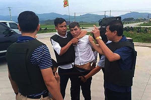 Bắt giữ nghi phạm cuối trong vụ ôm súng và lựu đạn cố thủ trong xe ô tô