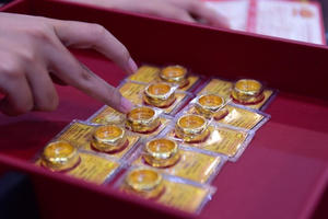 Giá vàng lao dốc, có người mang hơn 900 lượng đi bán