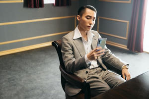 Nhãn hàng "thống trị" MV của nghệ sĩ 