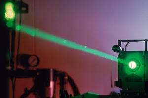 Từ dự án 'điên rồ' đến bước ngoặt Internet: Google bắn laser truyền dữ liệu, cáp quang và Starlink có còn cần thiết?