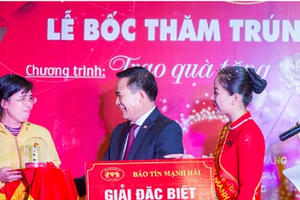 Trao quà tặng – Gửi yêu thương