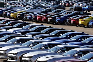 Tồn kho hàng chục nghìn chiếc, ô tô đại hạ giá hết năm