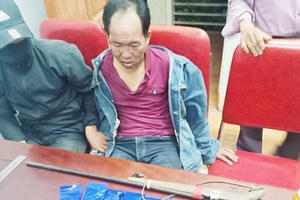 Bắt đối tượng dựng lều bán ma túy, chĩa súng vào cảnh sát hòng thoát thân