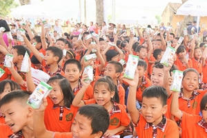 Quỹ sữa Vươn cao Việt Nam và Vinamilk trao tặng hơn 44.700 ly sữa cho trẻ em Hưng Yên