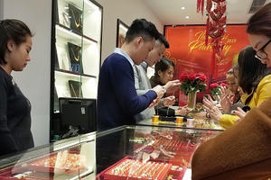 Chưa đến ngày vía Thần tài, người dân đã đổ xô đi mua vàng