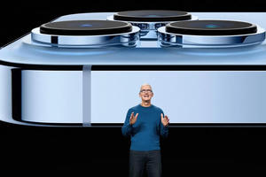 Tổng thống Trump nói Apple có thể tự sản xuất iPhone tại Mỹ, chuyên gia nói giá sẽ gấp gần 3 lần hiện tại