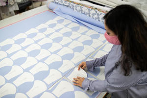 Forbes: Dệt may Việt Nam đứng vững qua đại dịch nhờ sản xuất thiết bị bảo hộ