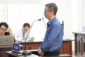 Diễn biến bất thường phiên xử nguyên Bí thư Bến Cát: Bị cáo nào cũng bị hỏi “có quan hệ gì với ông Khanh hay không”?