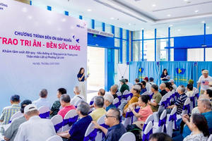 MB Ageas Life thăm khám sức khoẻ và tặng quà cho người có công phường Cát Linh