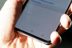 Cảm biến vân tay Galaxy S10 hiện dưới ánh sáng mạnh